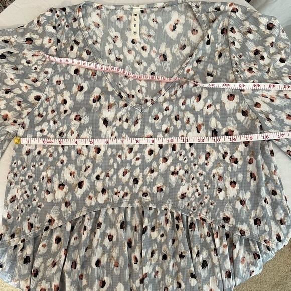 Women’s Floral Top - Medium - Flowy V-Neck Short Sleeves - EUC - Picture 7 of 8